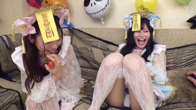 ソファで痴女る変態コンビ！足上げ立ちバック放尿とハメ潮ひねり出しの淫乱交尾ショー