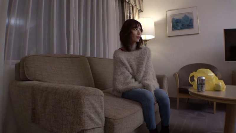 駅前のソファで繰り広げられる、スレンダーギャルのエチエチな痴女プレイ！