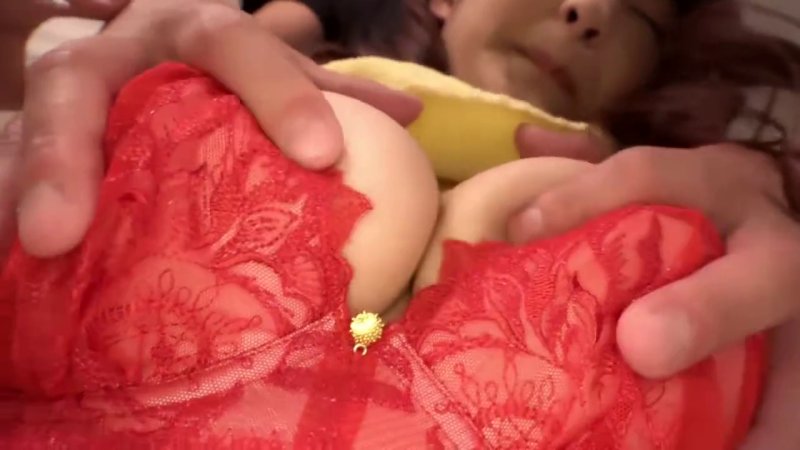 理性クラッシャー爆乳美女！ブラ越しでも破壊力抜群の生乳が男たちを虜にする