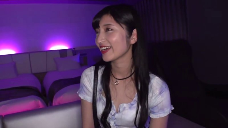 コンカフェという非日常的な空間で、スレンダー美少女店員が彼氏と待ち合わせし、性欲を爆発させる瞬間！